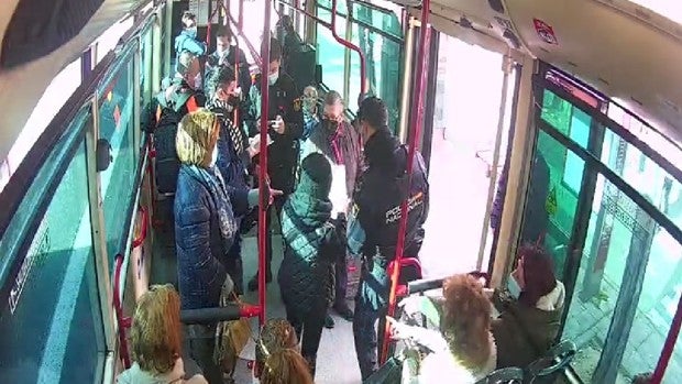 Así actúan los carteristas en los autobuses de Sevilla