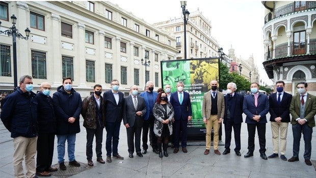 Se inaugura en la avenida de la Constitución de Sevilla una exposición sobre el cáncer