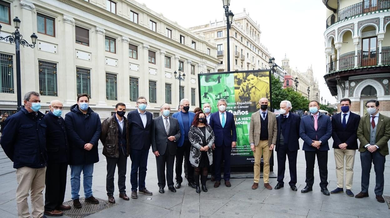 El alcalde de Sevilla, Antonio Muñoz, delante de una de las imágenes de la exposición