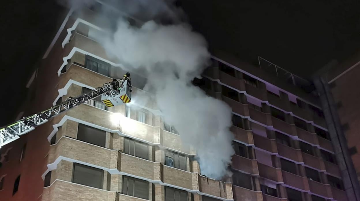 El inendio se inició en la cuarta planta de un bloque de apartamentos