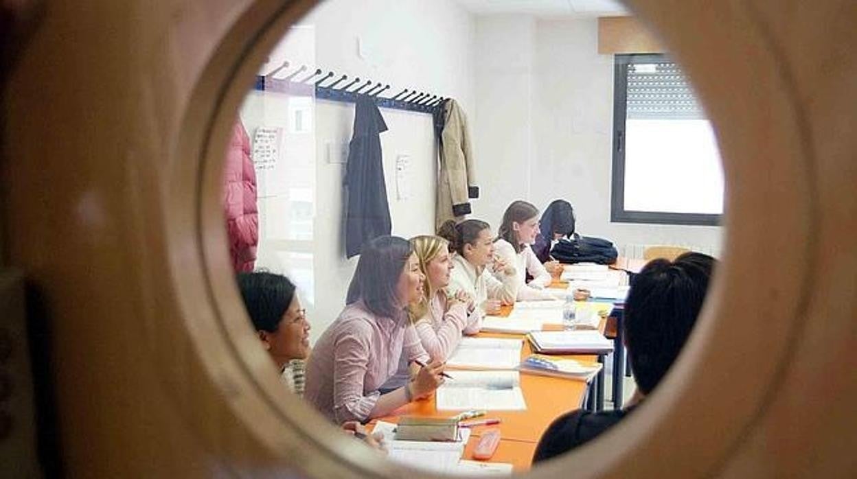 Unos estudiantes de español durante una clase en una imagen de archivo