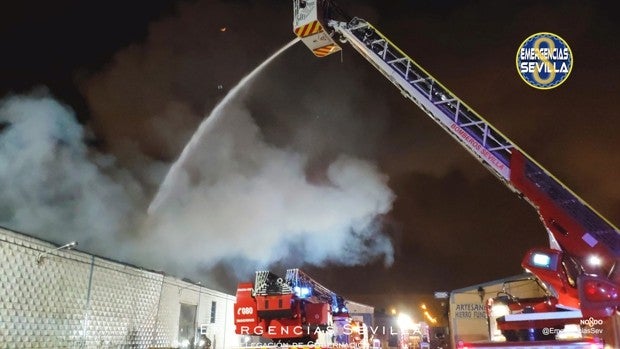 Espectacular incendio en varias naves industriales del Polígono El Pino de Sevilla