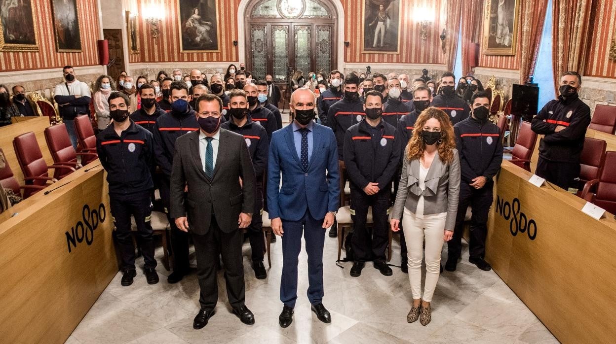 El alcalde con el delegado de Gobernación y la delegada de Recursos Humanos junto a la nueva promoción de bomberos