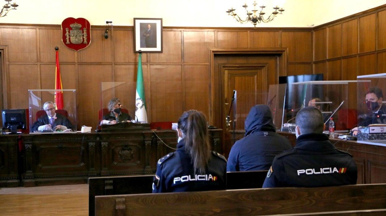 El acusado, entre dos agentes, durante la primera sesión del juicio en la Audiencia