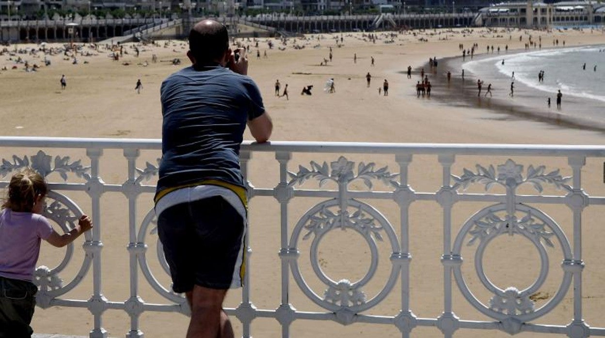 Varias turistas en la playa de la Concha de San Sebastián