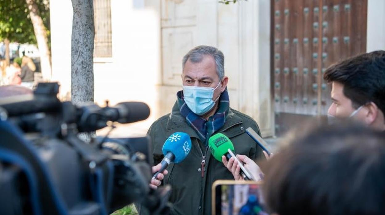 El candidato del PP a la Alcaldía de Sevilla, José Luis Sanz, en una rueda de prensa