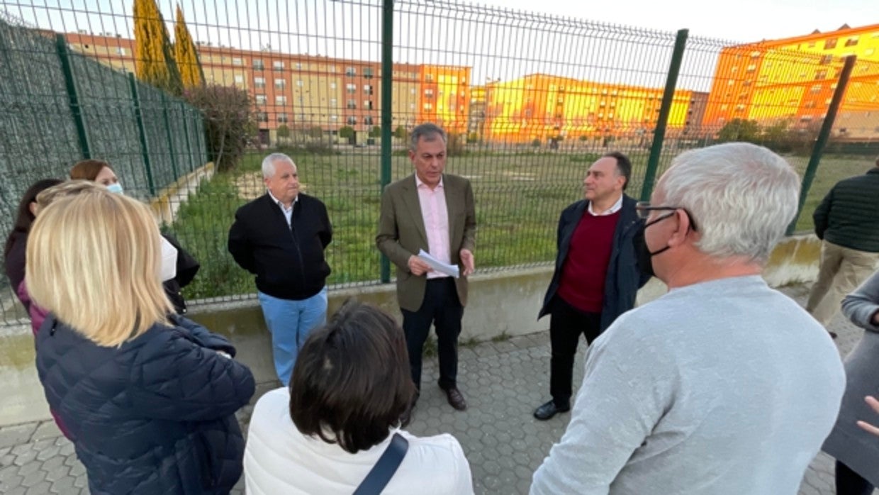 José Luis Sanz ha visitado este viernes la parcela en la que se edificará el nuevo centro de salud