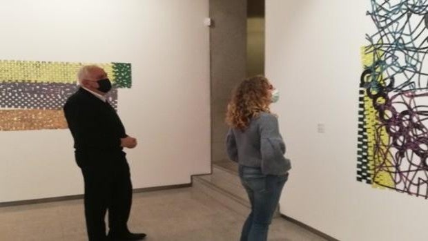 Jose María Báez ante sus obras en la sala Atín Aya