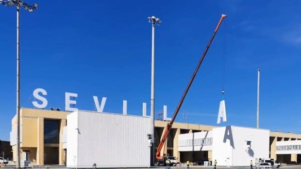 El aeropuerto de Sevilla ya luce de nuevo su nombre en la fachada