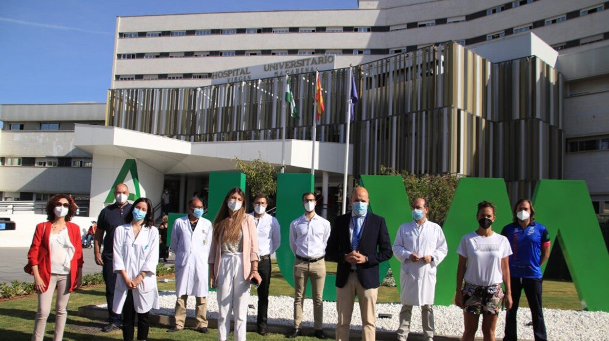 Facultativos del Hospital Virgen Macarena y miembros de la asociación «Sevilla Respira», en la puerta del hospital sevillano