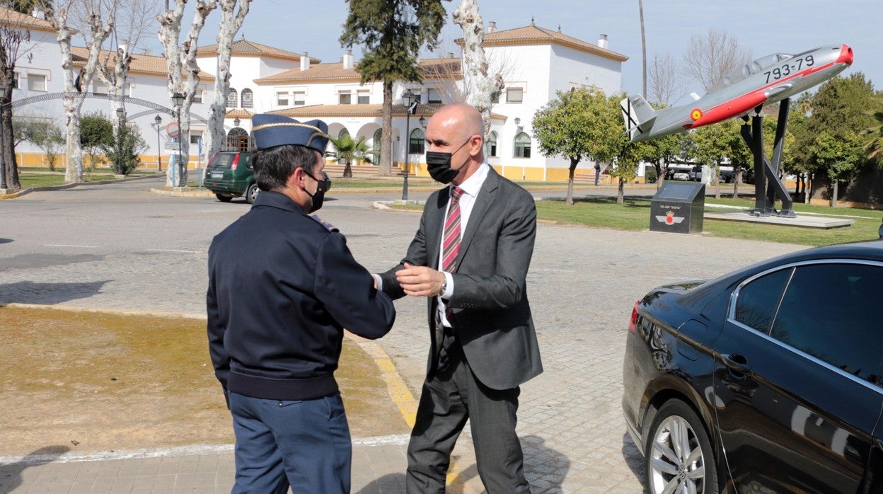 El alcalde, Antonio Muñoz, a su llegada a Tablada