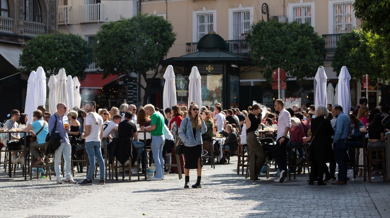 Terrazas completas este mediodía en la plaza del Salvador