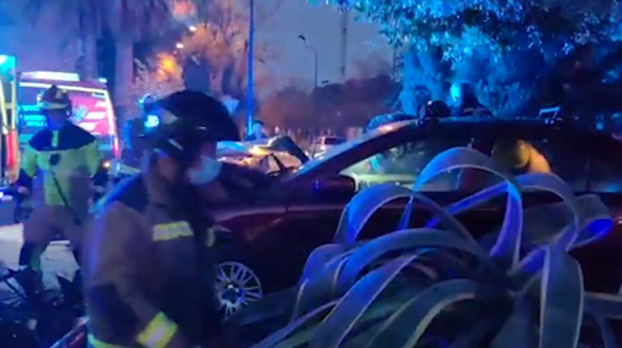 El coche acabó subido encima de una glorieta que hay delante del hotel Barceló