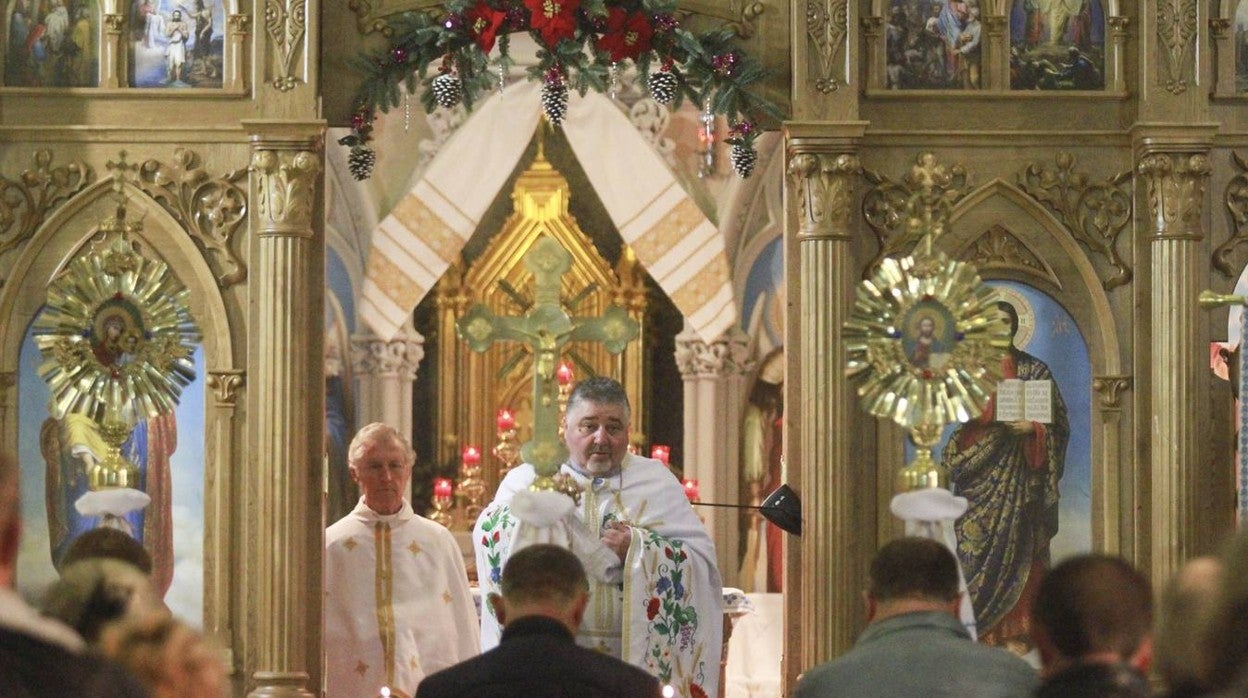 El padre Dmytro oficia una misa en la iglesia de la calle Santa Clara, 12