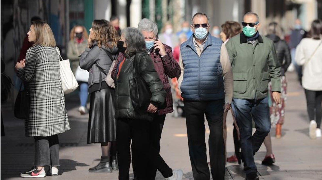 Varios ciudadanos con mascarillas en el Centro de Sevilla