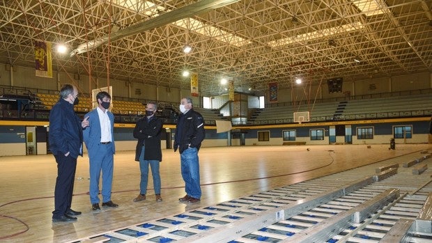 El Ayuntamiento de Sevilla invierte casi medio millón en renovar los parqués de cuatro pabellones deportivos