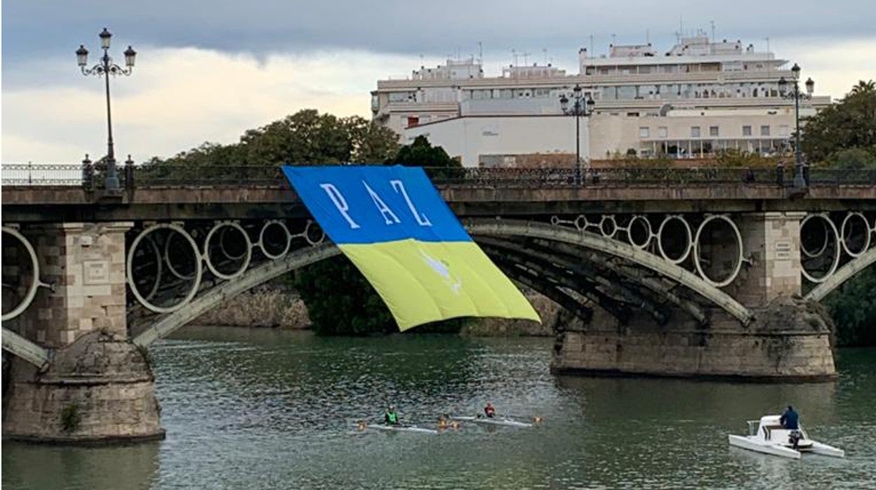 La bandera ha permanecido ondeando durante algunos minutos