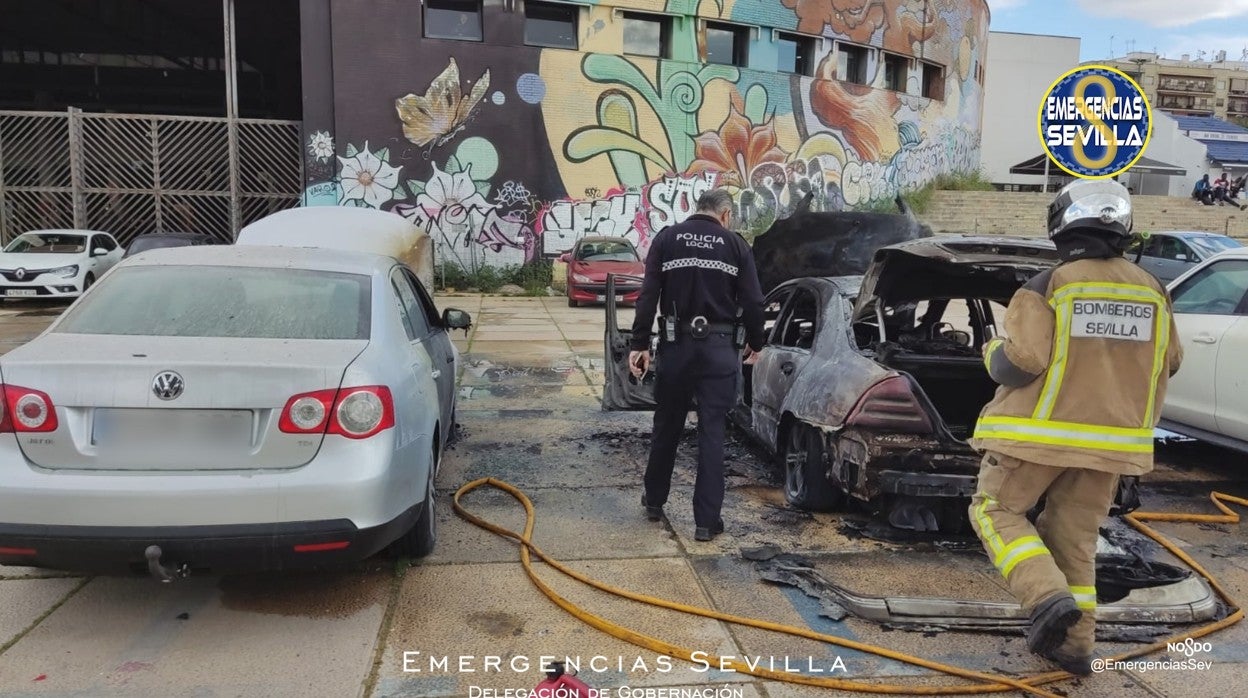 En el centro, el estado del coche que ha salido ardiendo junto a Plaza de Armas