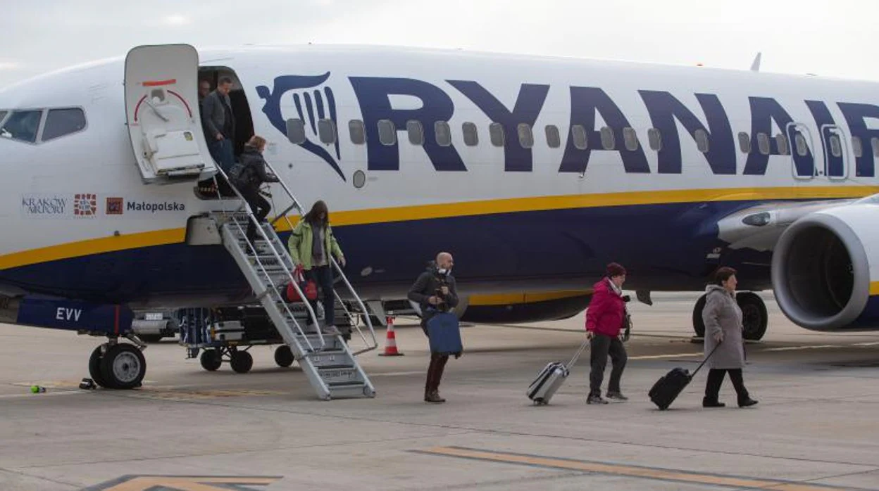 Llegada de pasajeros en un avión de Ryanair a Sevilla