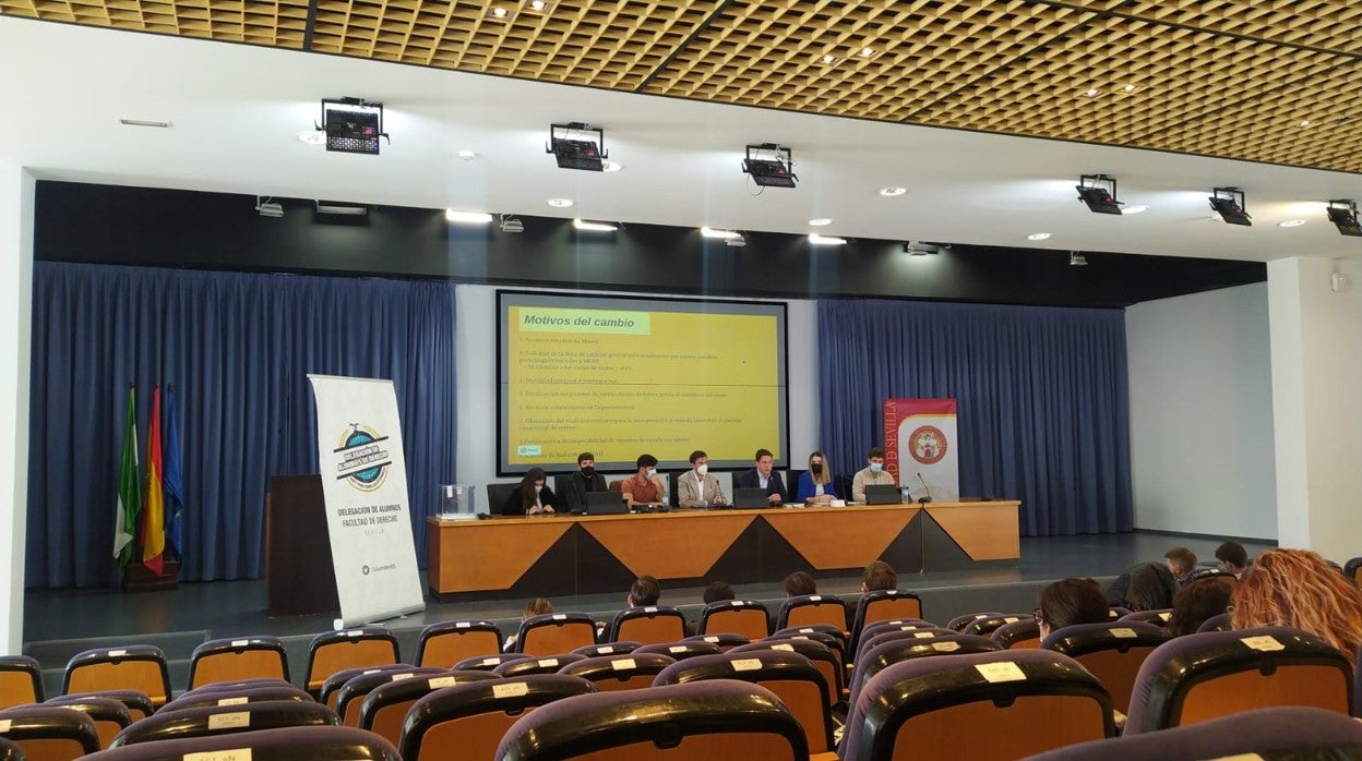 Asanblea de alumnos en la facultad de Derecho