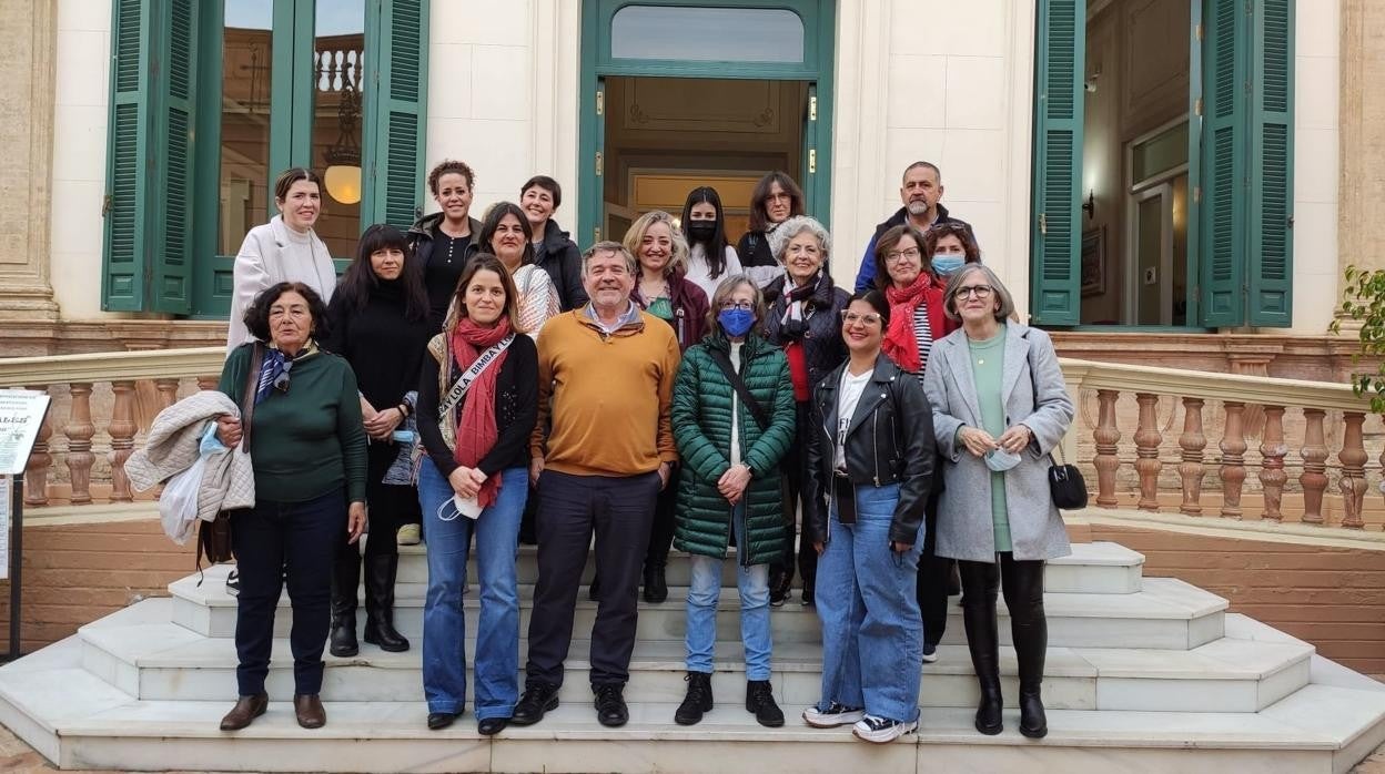 José Luis Marenco, en el centro, junto a Rosalía Martínez y otros investigadores y pacientes de Valme