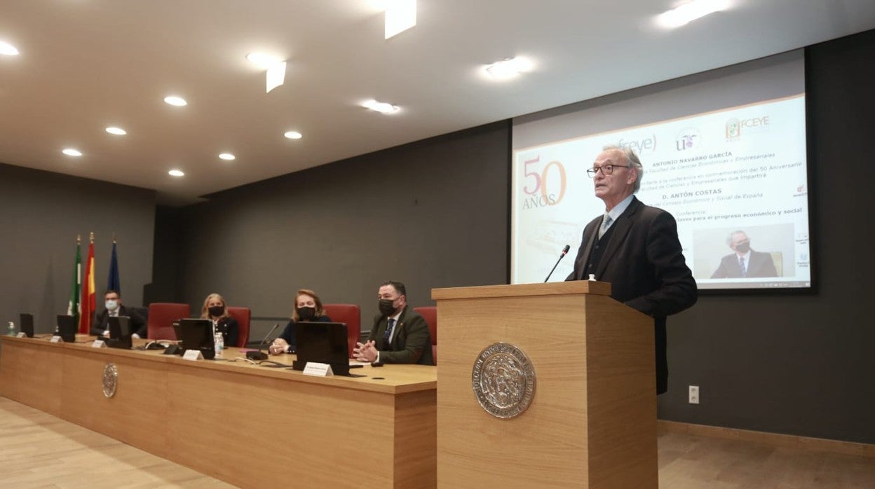 Antón Costas durante su conferencia en Económicas