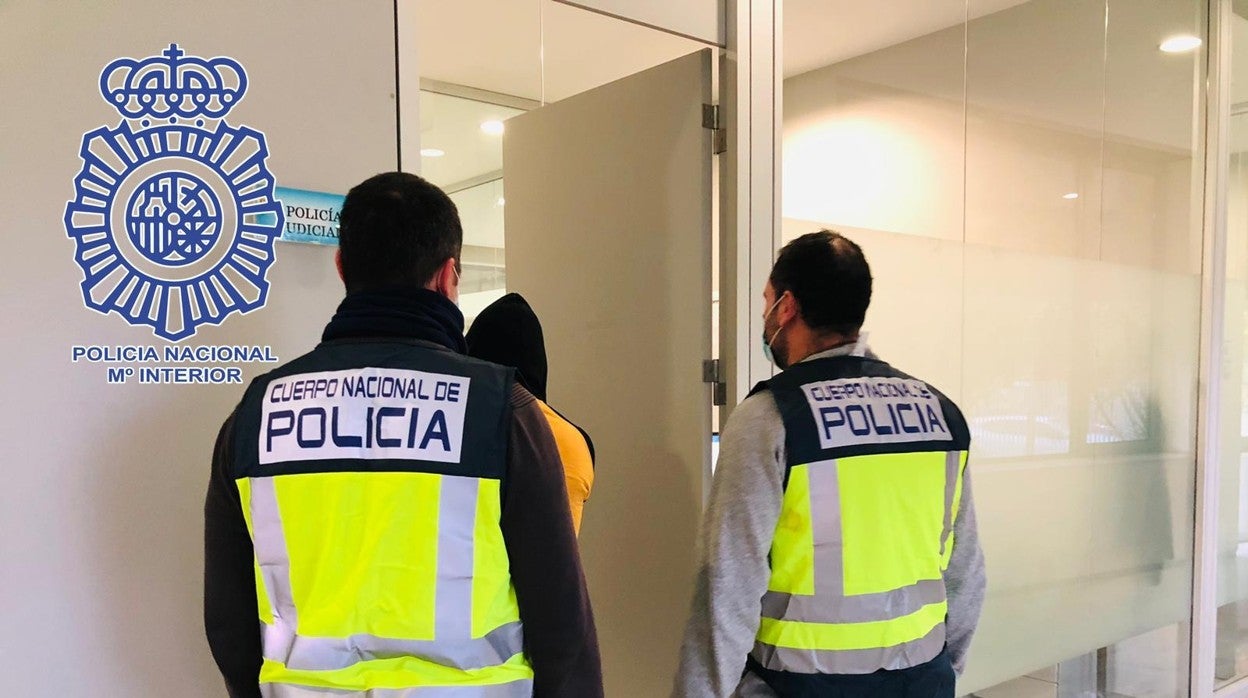 Dos agentes acompañan al detenido a dependencias policiales