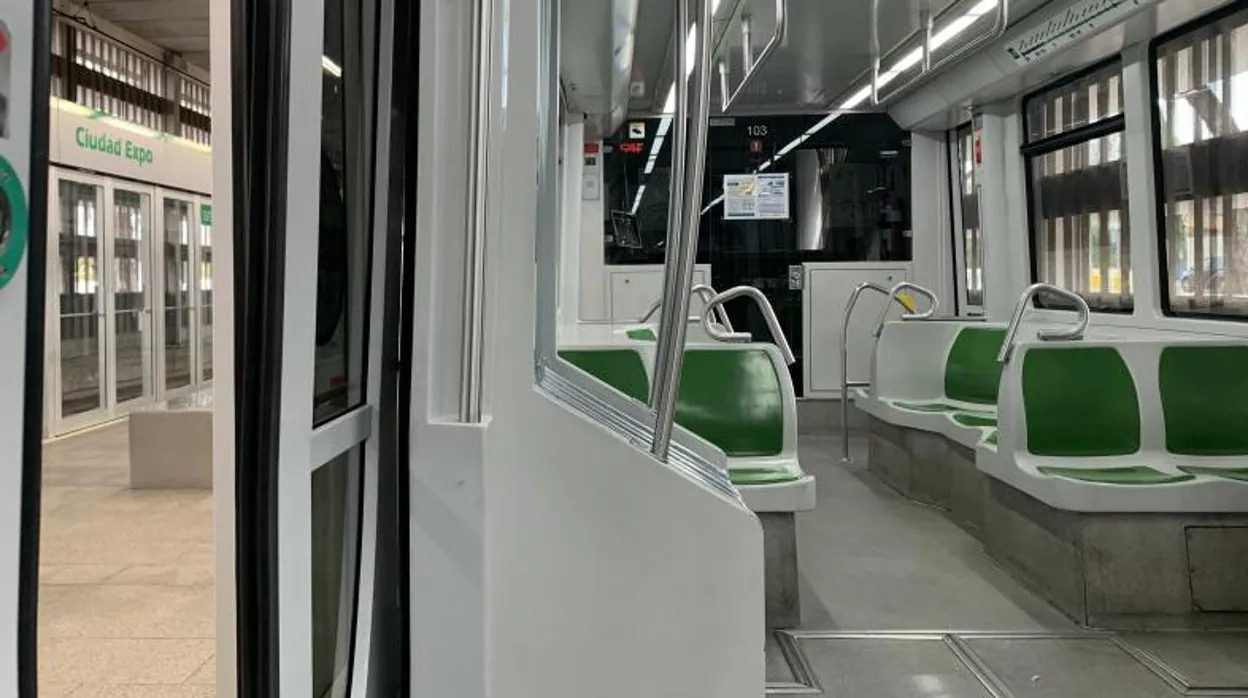 Interior de uno de los vagones del metro de Sevilla