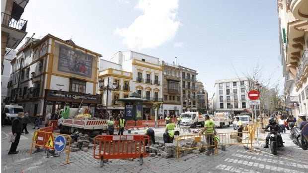 Sevilla prepara ya las calles para la Semana Santa