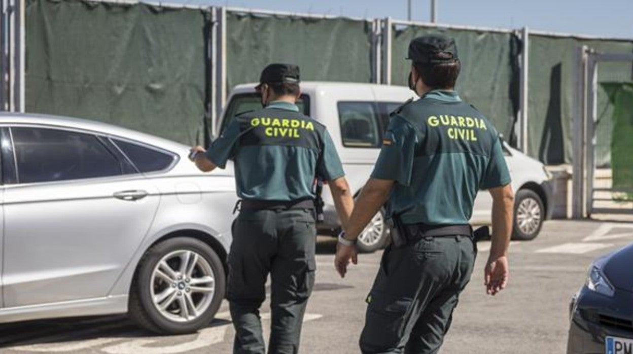 Imagen de archivo de dos agentes de la Guardia Civil