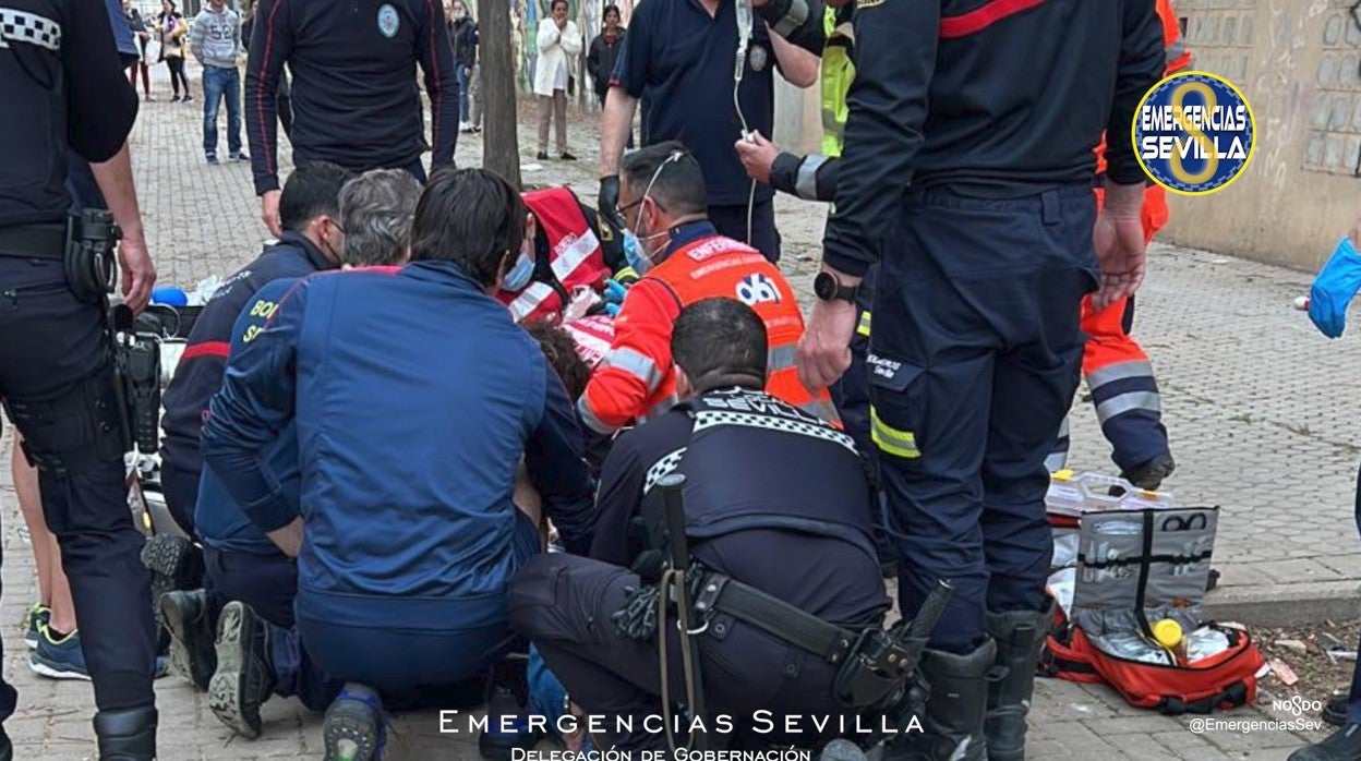 Agentes de los Bomberos y del O61 tratando de reanimar a la persona que ha fallecido este lunes tras una parada cardíaca