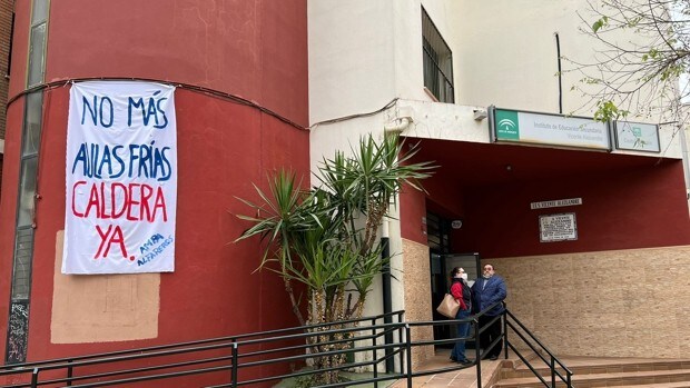 Padres del instituto Vicente Aleixandre de Sevilla denuncian que llevan dos cursos sin calefacción