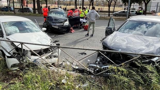 Herida grave una mujer y tres heridos leves en un accidente de tráfico en la avenida de la Paz de Sevilla