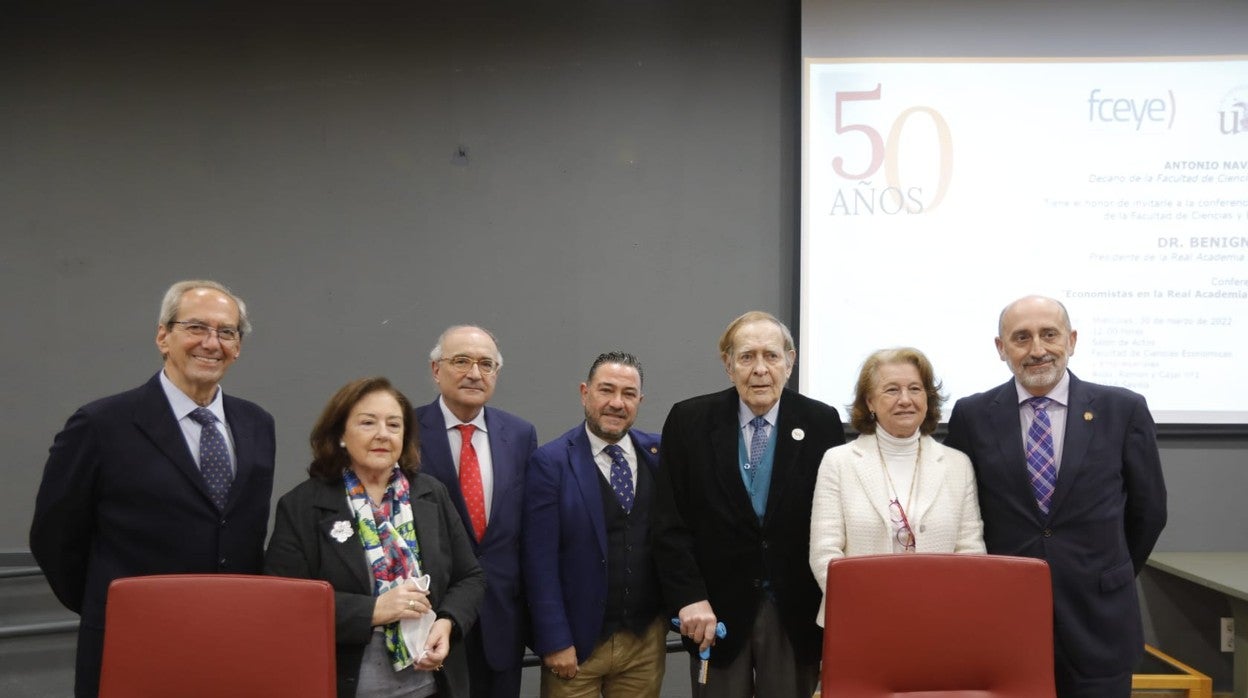 Sobre estas líneas el decano de Económicas flanqueado por los conferenciantes