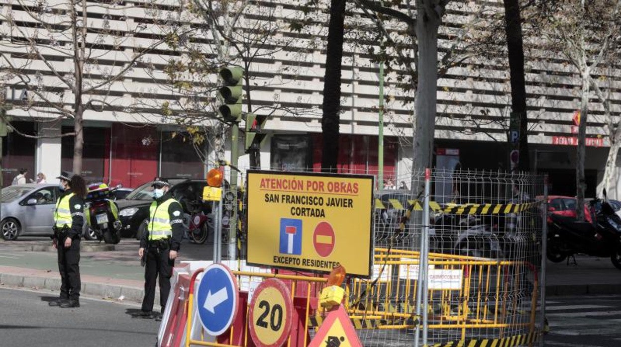 Dos agentes de la Policía Local de Sevilla regulan el tráfico en Nervión