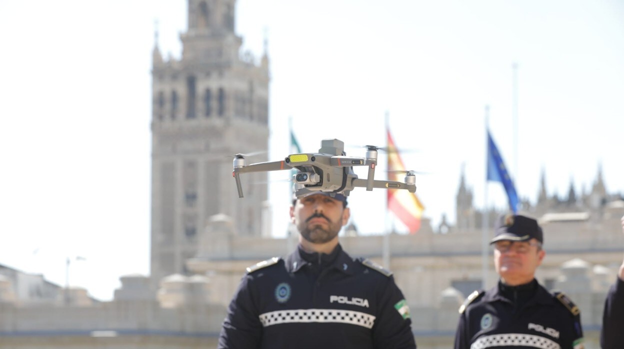 Uno de los drones que va a emplear la Policía Local en pleno ascenso