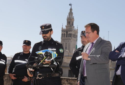 El delegado de Gobernación junto a uno de los agentes con un dron