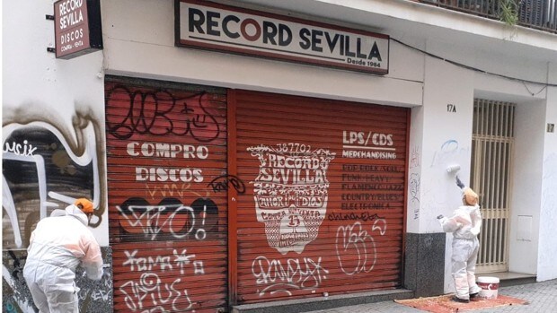 Retiran 300 grafitis de las 240 calles del Casco Antiguo de Sevilla más concurridas en Semana Santa