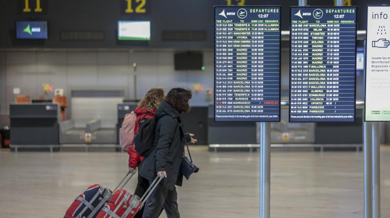 Dos pasajeras en el aeropuerto de Sevilla