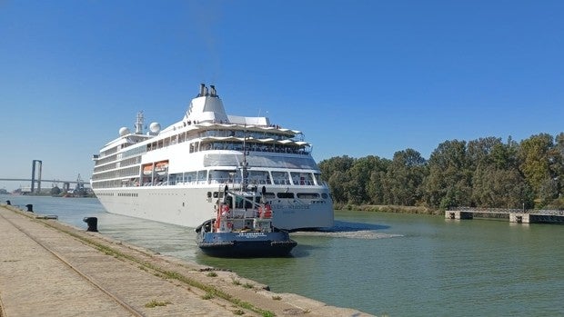 Dos cruceros y tres megayates atracarán en Sevilla durante la Feria de Abril