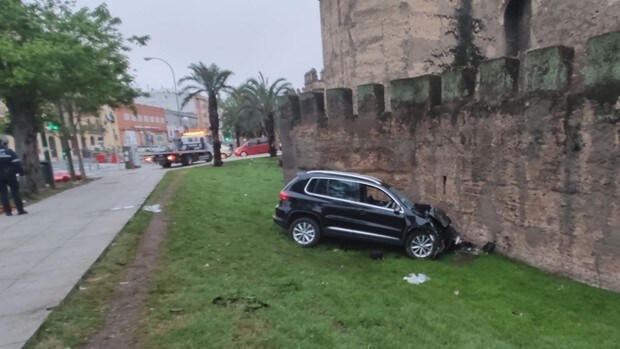 Un herido grave y tres leves tras chocar su vehículo con la muralla de la Macarena en Sevilla