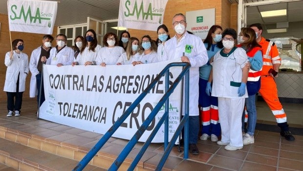 Un familiar de una paciente abofetea a un médico del centro de salud de Brenes