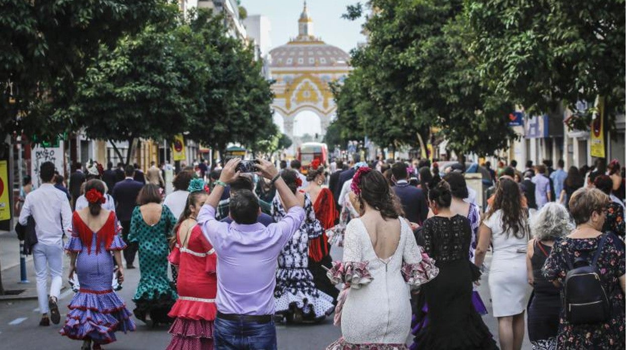 Afluencia de público que se dirige hacia la Feria en una edición anterior