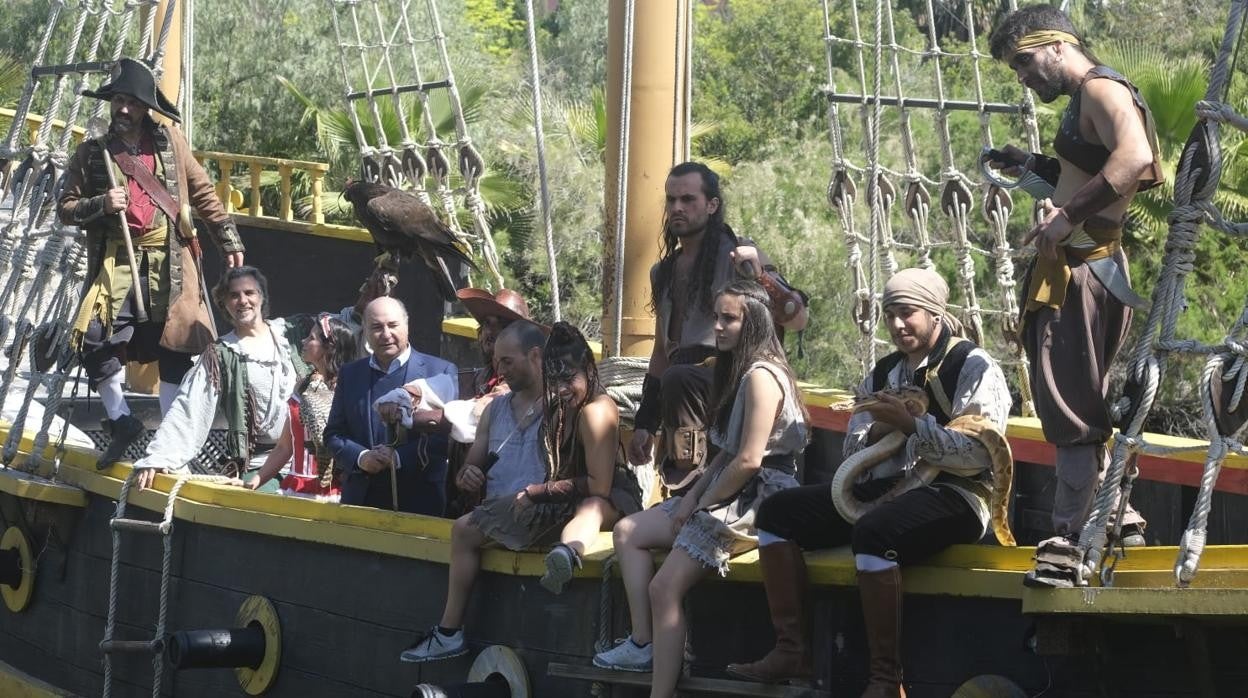 El director del parque, Guillermo Cruz, con los miembros del espectáculo «La Fragata»