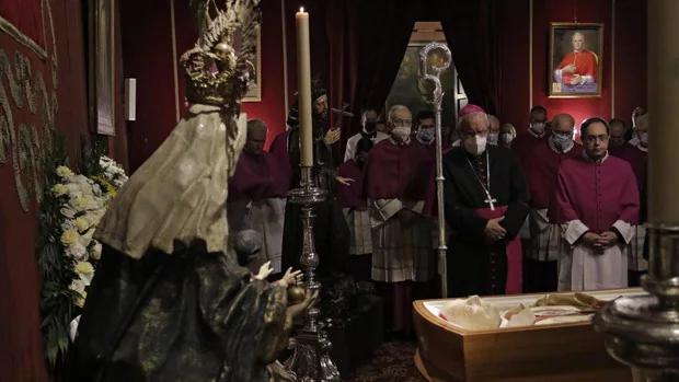 Los canónigos del Cabildo Metropolitano de Sevilla oran ante el féretro del cardenal Amigo
