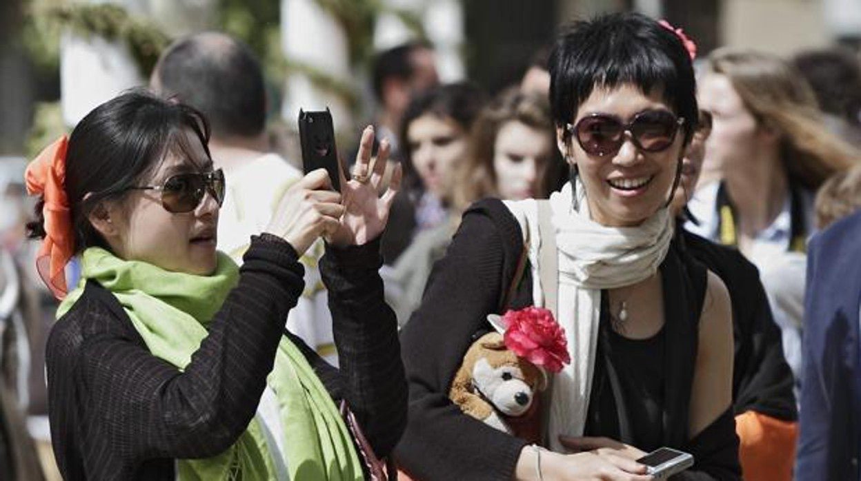 Turistas asiáticas en el real de la Feria de Abril en una edición pasada