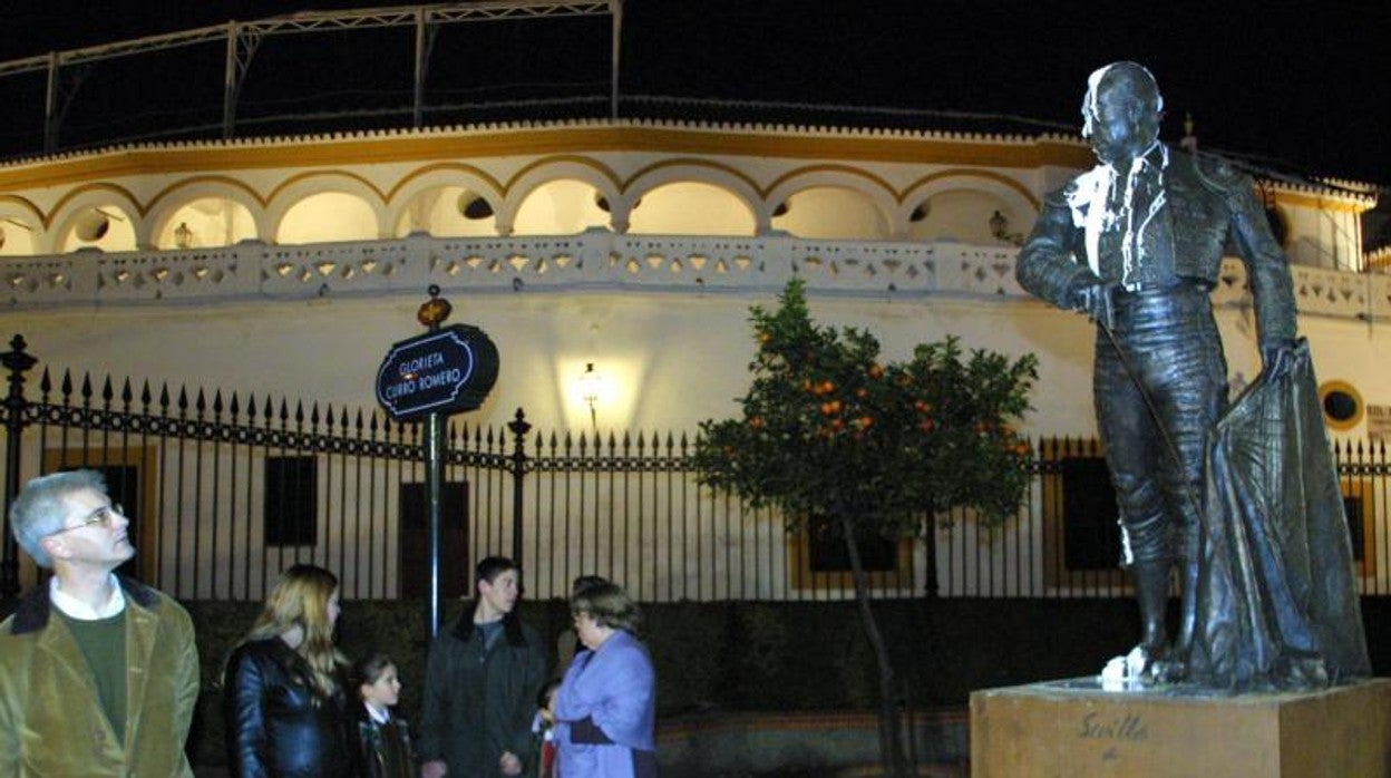 Estatua de Curro Romero frente a la plaza de toros