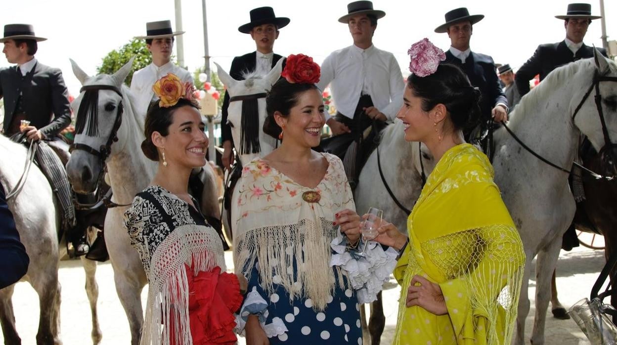 Jóvenes disfrutando de la Feria