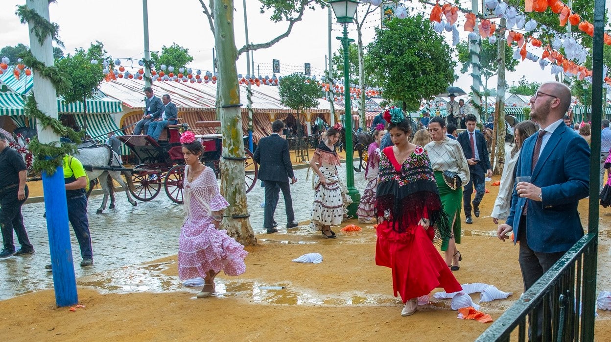 La jornada del lunes de Feria estuvo marcada por las fuertes lluvias registradas por la tarde