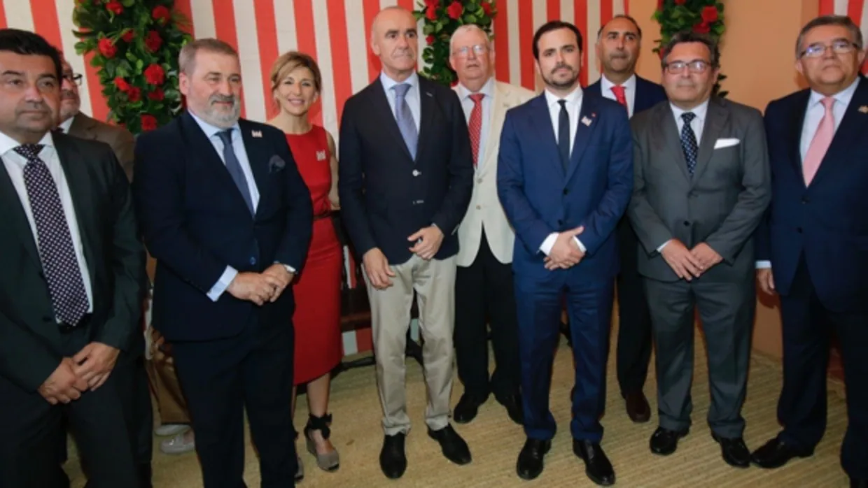 El alcalde y los ministros Garzón y Díaz junto a hermanos mayores y el presidente del Consejo de Cofradias